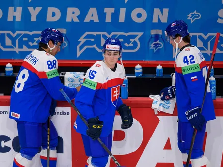 Martin Chromiak, Dalibor Dvorský a Samuel Honzek pred zápasom Slovensko - Švédsko v skupine A na MS v hokeji 2025.