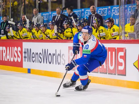 Slovenský útočník Adam Sýkora v zápase Slovensko - Švédsko na MS v hokeji 2025. 
