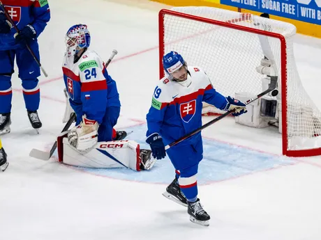Brankár Patrik Rybár a útočník Patrik Hrehorčák v zápase Slovensko - Švédsko na MS v hokeji 2025. 