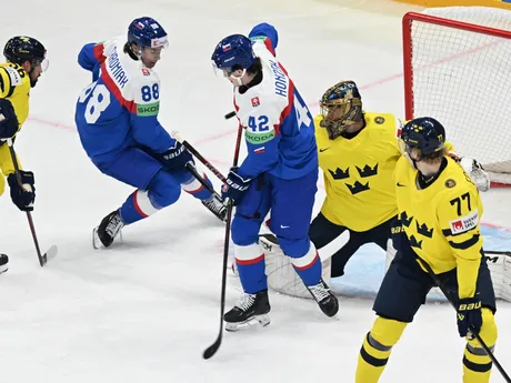 Martin Chromiak a Samuel Honzek v zápase Slovensko - Švédsko v skupine A na MS v hokeji 2025.