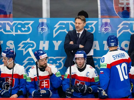 Tréner Vladimír Országh na lavičke Slovenska v zápase proti Švédsku v skupine A na MS v hokeji 2025.