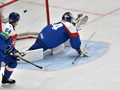 Patrik Koch a brankár Patrik Rybár po inkasovanom góle v zápase Slovensko - Švédsko v skupine A na MS v hokeji 2025.