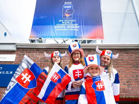 Fanúšikovia Slovenska pred zápasom základnej A- skupiny Slovensko - Slovinsko na MS v hokeji 2025. 