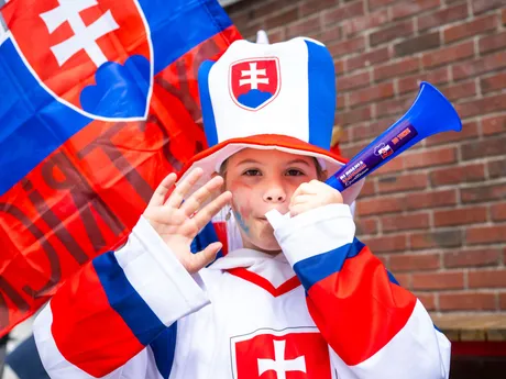 Fanúšik Slovenska pred zápasom základnej A- skupiny Slovensko - Slovinsko na MS v hokeji 2025. 