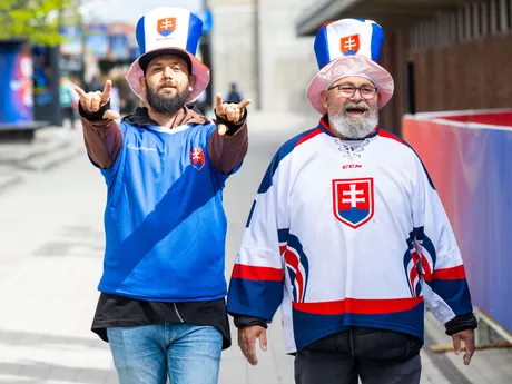 Fanúšikovia Slovenska pred zápasom základnej A- skupiny Slovensko - Slovinsko na MS v hokeji 2025. 