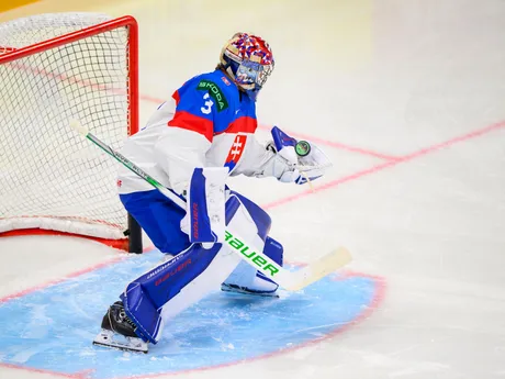 Brankár Samuel Hlavaj pred zápasom Slovensko - Rakúsko v skupine A na MS v hokeji 2025.