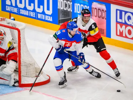 Patrik Hrehorčák (v strede) v zápase Slovensko - Rakúsko v skupine A na MS v hokeji 2025.