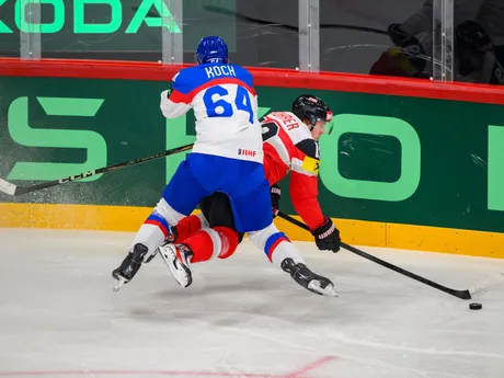 Patrik Koch (vľavo) Vinzenz Rohrer v zápase Slovensko - Rakúsko v skupine A na MS v hokeji 2025.