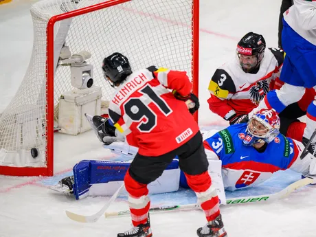 Dominique Heinrich v zápase v zápase Slovensko - Rakúsko v skupine A na MS v hokeji 2025.