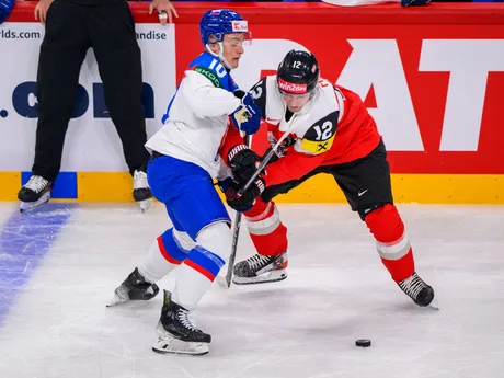 Adam Sýkora (vľavo) a David Maier v zápase Slovensko - Rakúsko v skupine A na MS v hokeji 2025.