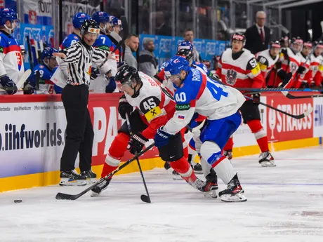 Miloš Roman (vpravo) v zápase Slovensko - Rakúsko v skupine A na MS v hokeji 2025.