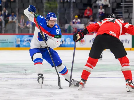 Pavol Regenda (vľavo) v zápase Slovensko - Rakúsko v skupine A na MS v hokeji 2025.