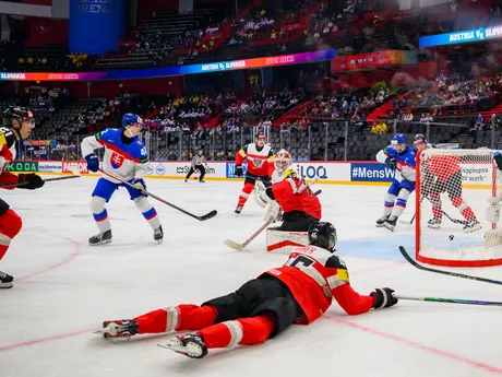 Samuel Honzek strieľa gól v zápase Slovensko - Rakúsko v skupine A na MS v hokeji 2025.