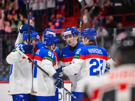 Samuel Honzek sa so spoluhráčmi teší po strelenom góle v zápase Slovensko - Rakúsko v skupine A na MS v hokeji 2025.