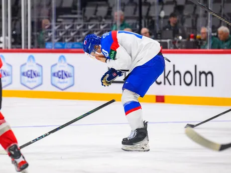 Adam Sýkora v zápase Slovensko - Rakúsko v skupine A na MS v hokeji 2025.