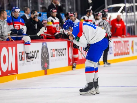 Adam Sýkora v zápase Slovensko - Rakúsko v skupine A na MS v hokeji 2025.