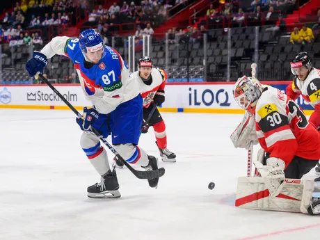 Pavol Regenda v zápase Slovensko - Rakúsko v skupine A na MS v hokeji 2025.