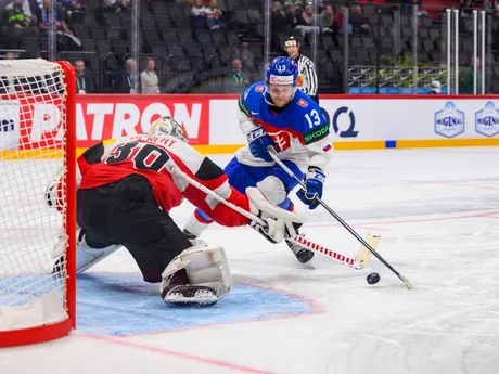 Michal Krištof počas posledného nájazdu v zápase Slovensko - Rakúsko na MS v hokeji 2025.