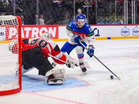 Michal Krištof počas posledného nájazdu v zápase Slovensko - Rakúsko na MS v hokeji 2025.