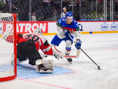 Michal Krištof počas posledného nájazdu v zápase Slovensko - Rakúsko na MS v hokeji 2025.