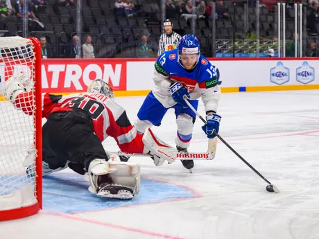 Michal Krištof počas posledného nájazdu v zápase Slovensko - Rakúsko na MS v hokeji 2025.