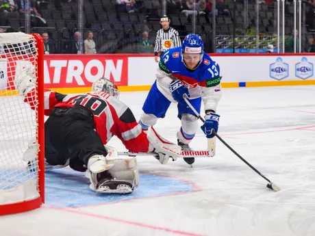 Michal Krištof počas posledného nájazdu v zápase Slovensko - Rakúsko na MS v hokeji 2025.