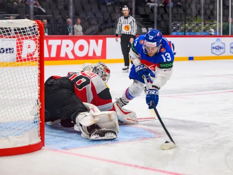 Michal Krištof počas posledného nájazdu v zápase Slovensko - Rakúsko na MS v hokeji 2025.