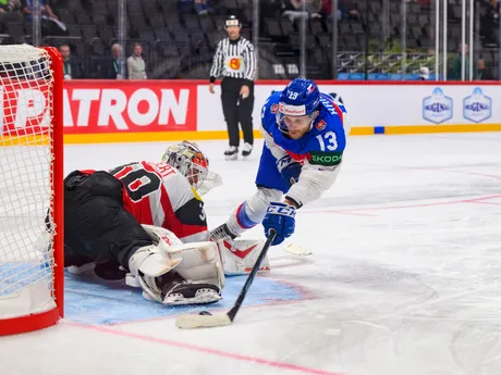 Michal Krištof počas posledného nájazdu v zápase Slovensko - Rakúsko na MS v hokeji 2025.