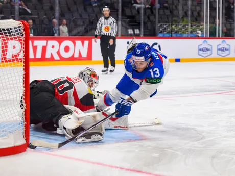 Michal Krištof počas posledného nájazdu v zápase Slovensko - Rakúsko na MS v hokeji 2025.
