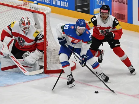 Brankár David Kickert a Patrik Hrehorčák v zápase Slovensko - Rakúsko v skupine A na MS v hokeji 2025.