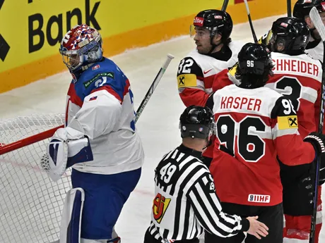 Brankár Samuel Hlavaj po inkasovanom góle v zápase Slovensko - Rakúsko v skupine A na MS v hokeji 2025.