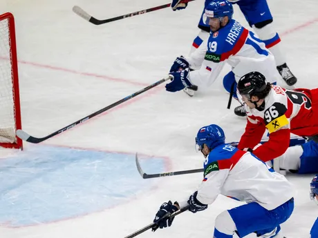 Patrik Hrehorčák, Maxim Čajkovič  a Marco Kasper, ktorý strieľa gól v zápase Slovensko - Rakúsko v skupine A na MS v hokeji 2025.
