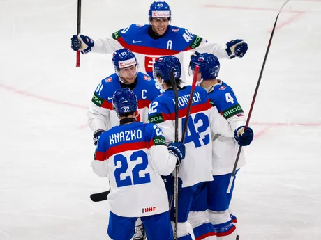 Samuel Honzek sa so spoluhráčmi teší po strelenom góle v zápase Slovensko - Rakúsko v skupine A na MS v hokeji 2025.