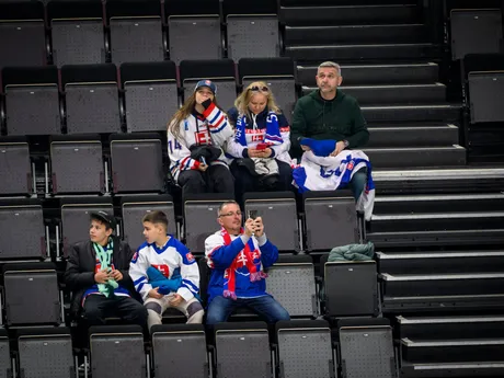 Fanúšikovia pred zápasom Slovensko - Francúzsko na MS v hokeji 2025. 