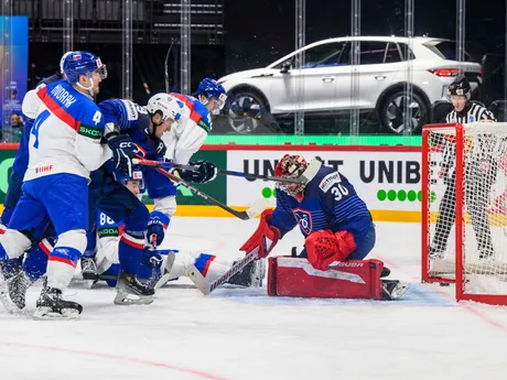 Martin Chromiak strieša gól v zápase Slovensko - Francúzsko na MS v hokeji 2025.