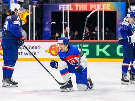 Martin Chromiak oslavuje gól v zápase Slovensko - Francúzsko na MS v hokeji 2025.