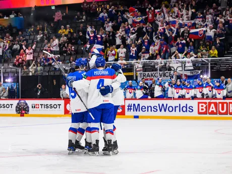 Slovenskí hokejisti oslavujú gól v zápase Slovensko - Francúzsko na MS v hokeji 2025.