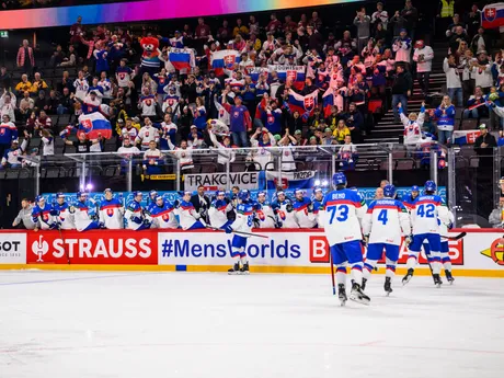 Slovenskí hokejisti oslavujú gól v zápase Slovensko - Francúzsko na MS v hokeji 2025.
