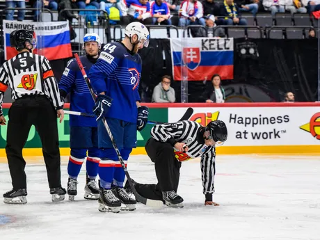 Rozbitý ľad v zápase Slovensko - Francúzsko na MS v hokeji 2025.