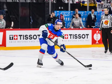 Slovenský obranca Samuel Kňažko v zápase proti Francúzsku na MS v hokeji 2025.