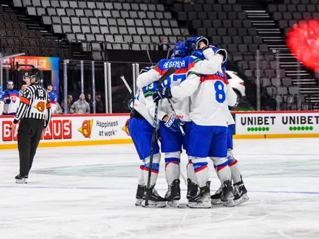 Slovenskí hokejisti oslavujú gól v zápase Slovensko - Francúzsko na MS v hokeji 2025.