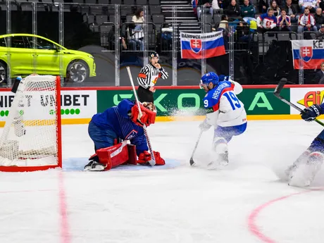 Patrik Hrehorčák a Antoine Keller v zápase Slovensko - Francúzsko na MS v hokeji 2025.