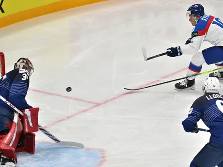 Adam Sýkora počas zápasu Slovensko - Francúzsko na MS v hokeji 2025. 