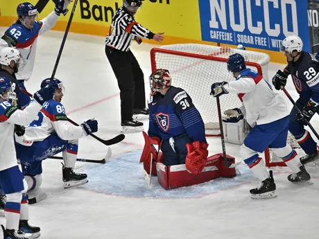Martin Chromiak strieľa gól v zápase Slovensko - Francúzsko na MS v hokeji 2025. 