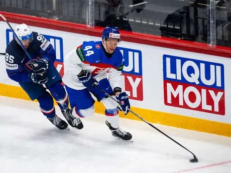 Kevin Bozon a Mislav Rosandič (vpravo) v zápase Slovensko - Francúzsko na MS v hokeji 2025.