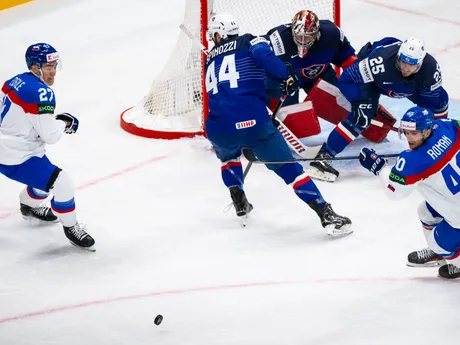 Slovenskí hokejisti Sebastián Čederle a Miloš Roman v zápase proti Francúzsku na MS 2025.