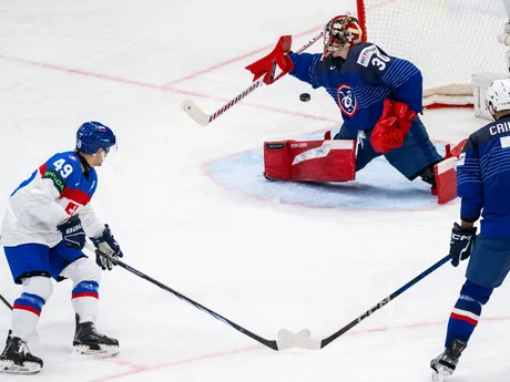 Samuel Takáč, Pierre Crinon a brankár Antoine Keller počas zápasu Slovensko - Francúzsko na MS v hokeji 2025.