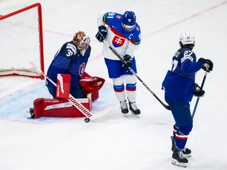 Kapitán slovenskej reprezentácie Matúš Sukeľ pred brankárom Francúzska Antoinom Kellerom.