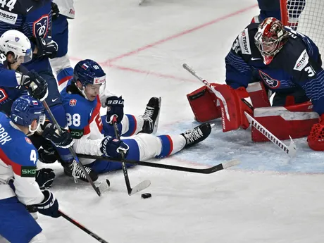 Martin Chromiak (88) strieľa gól v zápase Slovensko - Francúzsko na MS v hokeji 2025. 