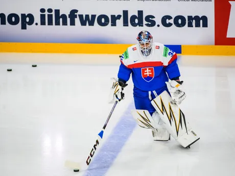 Brankár Patrik Rybár pred zápasom Slovensko - Kanada v skupine A na MS v hokeji 2025.